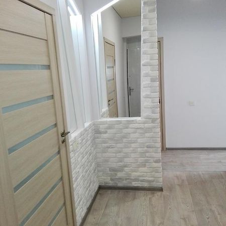 Apartment On Kryvorizhstal Street 35-24 クルィヴィーイ・リーフ エクステリア 写真